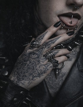 Tatouages et piercings dans la culture gothique