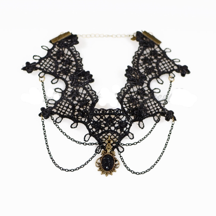 Collier gothique ras de cou en tissu brodé orné de croix et d'une pierre