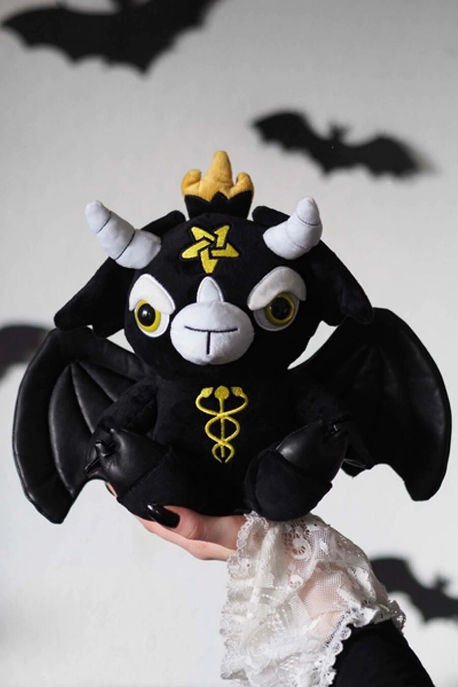 photo n°3 : Peluche gothique KILLSTAR 'Baby Dark Lord'