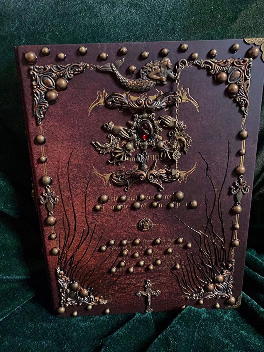 Journal intime de style gothique avec une couverture exceptionnelle