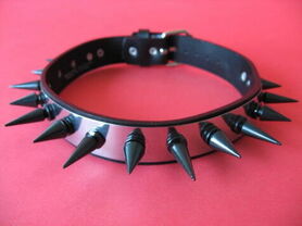 Collier gothique en cuir clouté