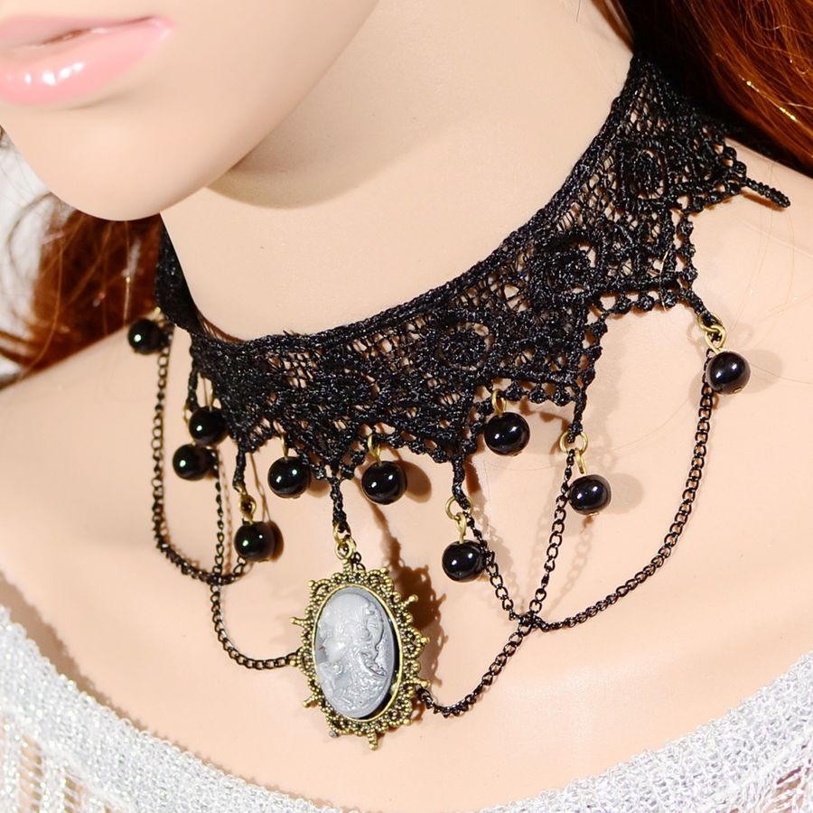 photo n°2 : Collier gothique camée