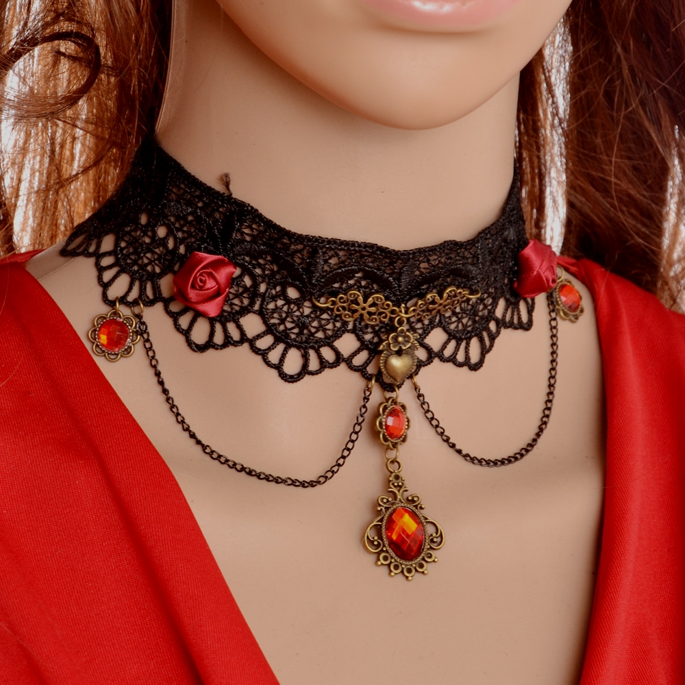 photo n°2 : Collier gothique ras de cou