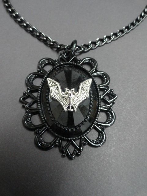 Collier gothique composé d'une pierre acrylique noire avec une chauve Collier gothique composé d'une pierre acrylique noire avec une chauve