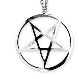 Pentagramme satanique géant inversé