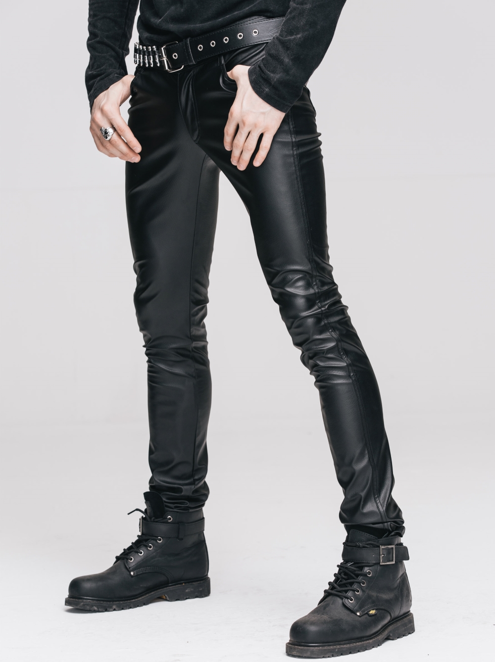 Pantalon gothique homme look cuir noir devil fashion coupe près du