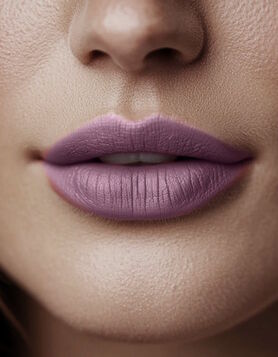 Rouge à lèvres gothique mauve