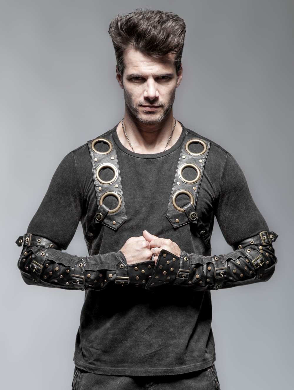 Haut steampunk homme avec des énormes oeillets en métal