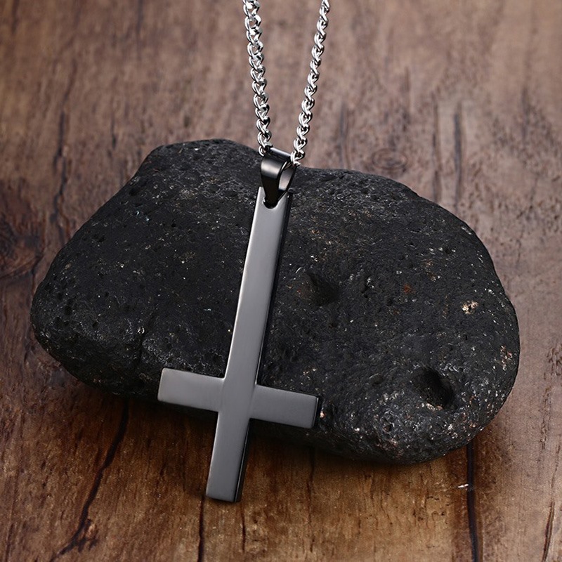 photo n°2 : Croix satanique noire