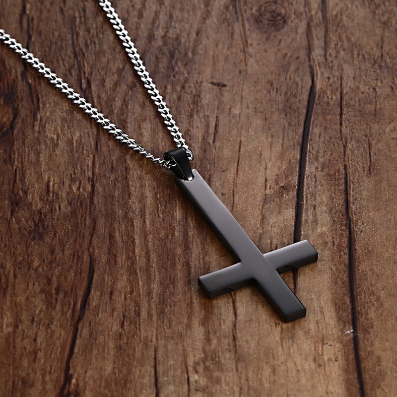 photo n°3 : Croix satanique noire